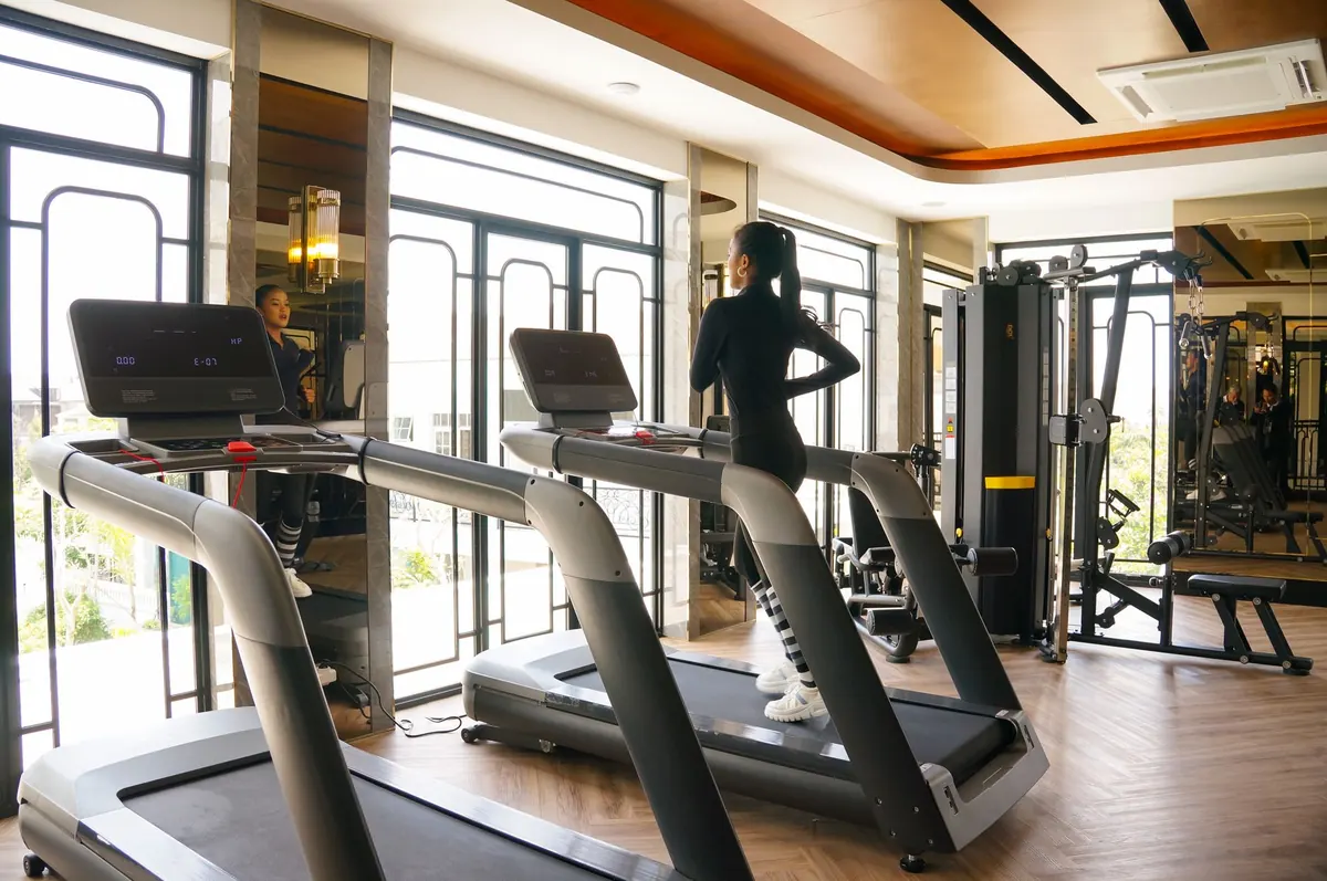 Standing Desk vs. Treadmill Desk: Which Is Right for Your Home Office?
